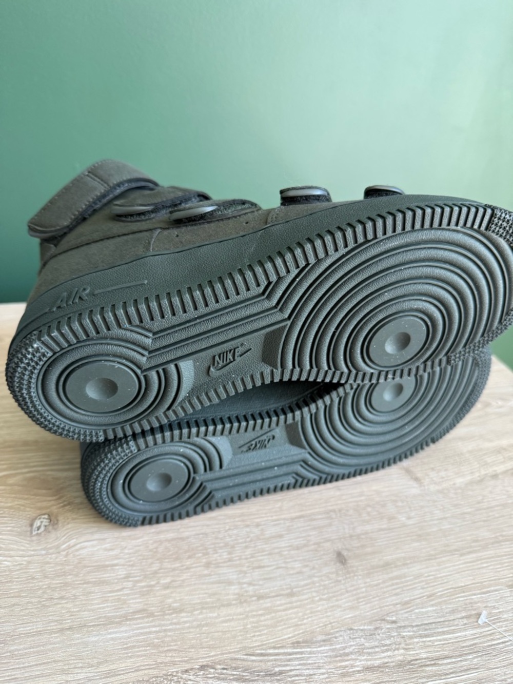 Nike + Billie Eilish collab sneakers - Picture 4 of 4